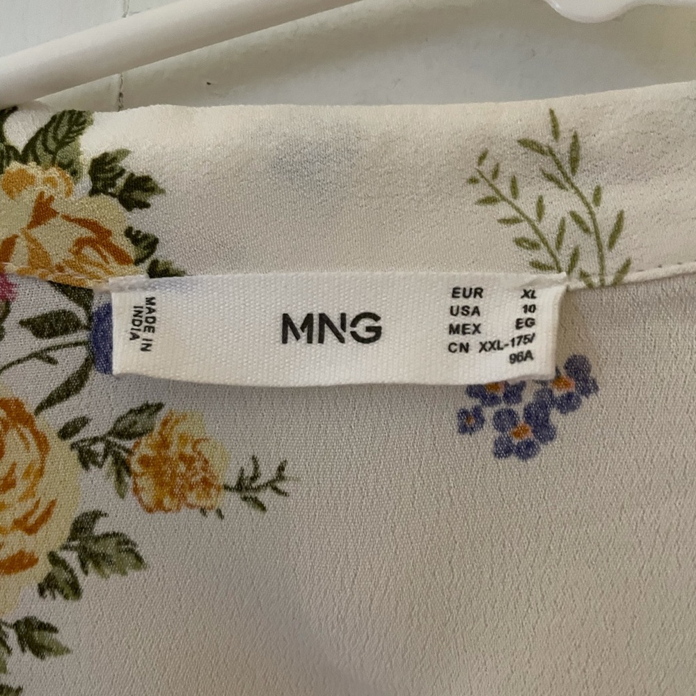 Mango button town tshirt